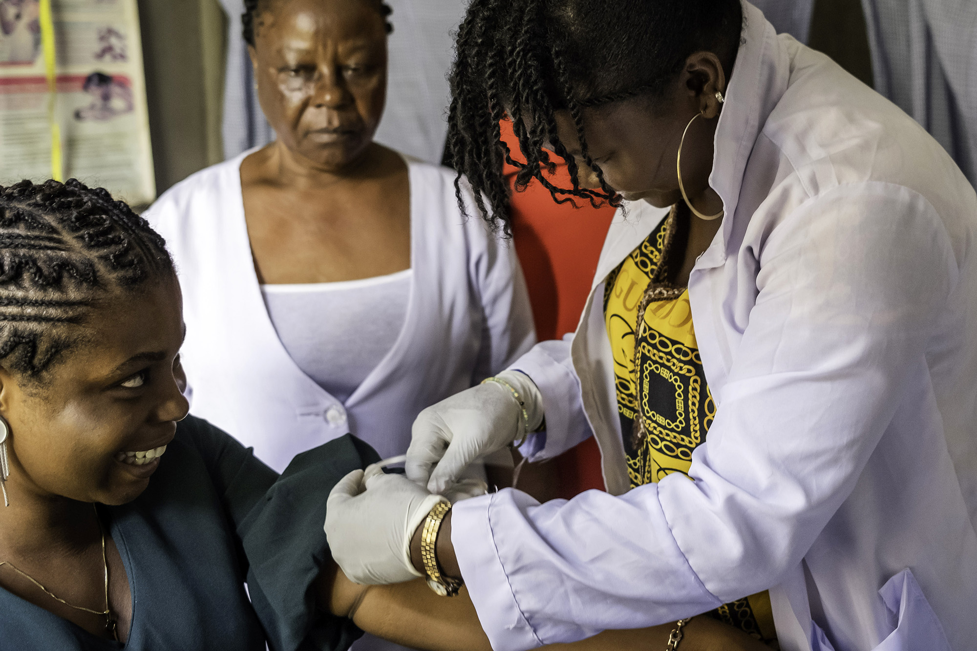 Dual test for HIV and syphilis