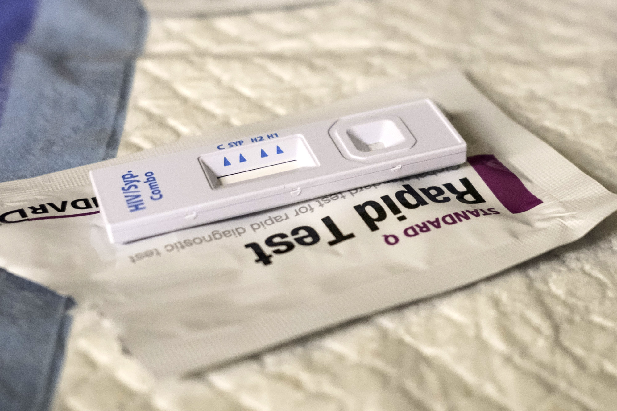 Dual test for HIV and syphilis